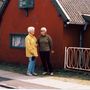 3. Mai 2002 Aase Lynge (Jens) og Júlía Petra (Malla) við hús Juliane og Carls, Blödevej  90, Frederikssund Willums forleldra Danska Péturs.