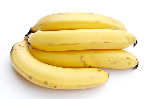 800px-bananas white background.jpg