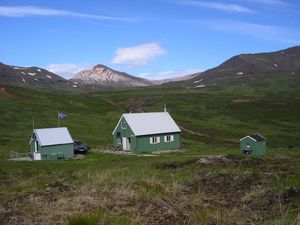 c_documents_and_settings_gu_ny_my_documents_my_pictures_sumar_2005_husavik_-_the_little_hut_with_the_flag_is_for_th.jpg