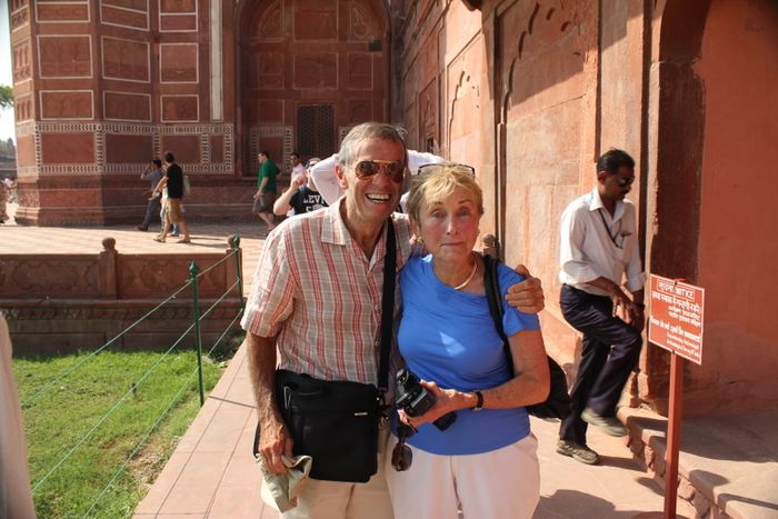 Mr. and Mrs. Lois ngift a Hinda si vi Taj Mahal