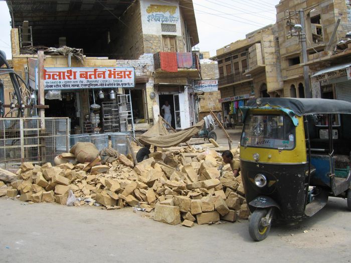 Menn ad gera vid veginn i Jaisalmer