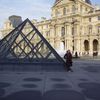 Paula fyrir utan Louvre
