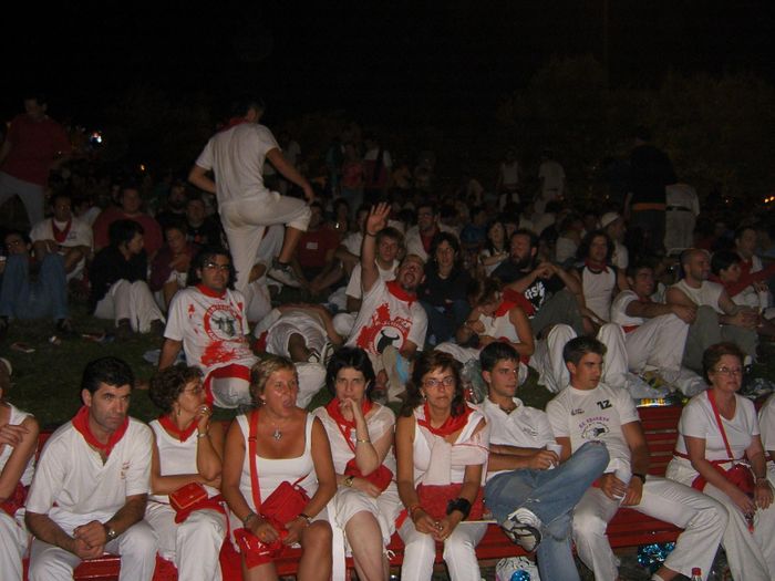 Mira! Todas las ropas son blancas o rojas!!
