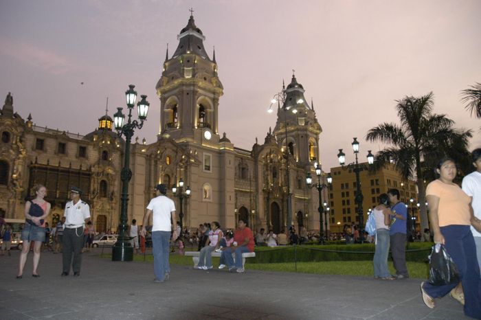 Berglind  spjalli vid logreglutjn fyrir frama dmkirkjuna  Lima