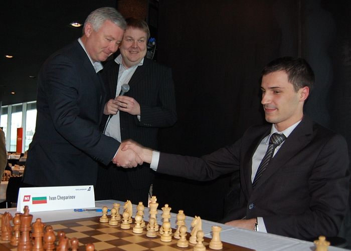 Hermann and Cheparinov shaking hands