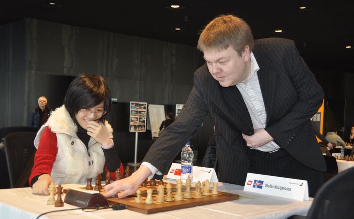 Gunnar Bjrnsson pushes the clock in the game of Hou Yifan