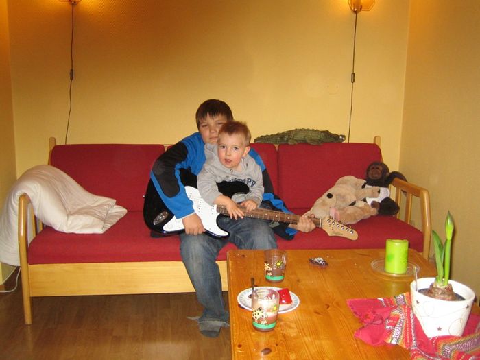 Makrs og Dav a spila  gtar...