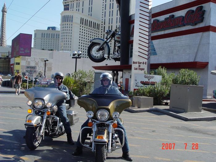 Harley brur i Las Vegas fyrir utan Harley dealer.