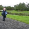 Trausti skoðar sig um í garðinum