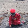Brynja velur sér góða steina til að henda út í sjó