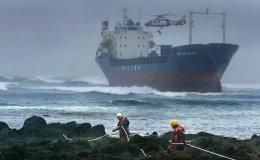 Skipið á strandstað í gær