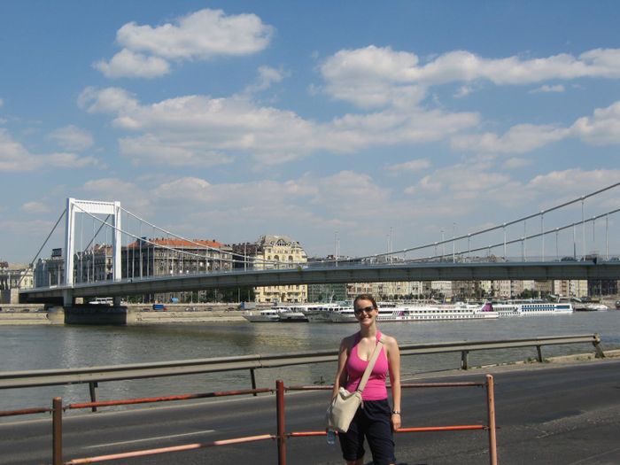 Tharna erum vid komin Buda megin og sst Pest  baksn