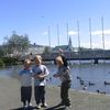 Glaðir vinir við tjörnina
