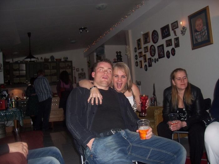 og  er a stripparinn hver bau henni og hva kostai hn hehe