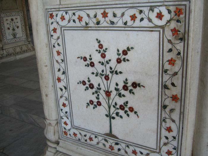 Utskorid blom ur morgum steintegundum