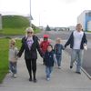 Flottur hópur á leið í fjöruferð