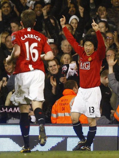 Park Ji sung fagnar samt Michael Carrick eftir a hafa skorai 4 marki gegn Fulham.