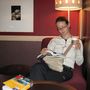 Að lesa Lonely planet með Starbucks kaffi