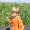 Jói að blása á fiðurkollu