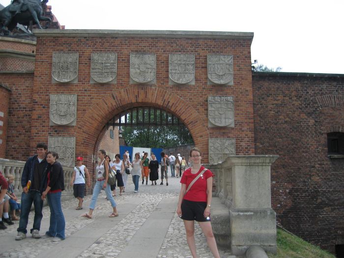 Vid innganginn ad kastalanum a haedinni i Krakow