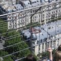 Hús í París gegnum vírnet á toppi Eiffel turnsins