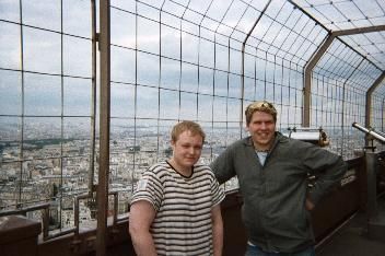 Helgi og li  toppi Eiffel turninum