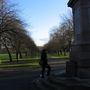 Að skoða minnismerki í Sefton Park