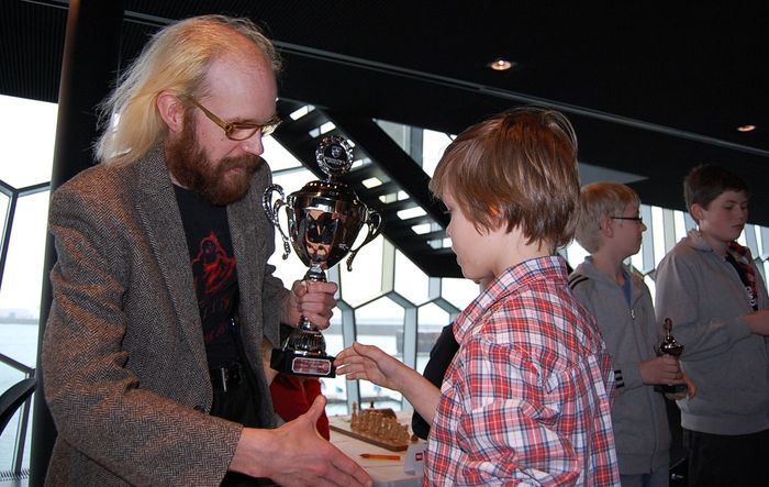 lafur Propp giving the prize to Hilmir Freyr