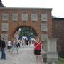 Vid innganginn ad kastalanum a haedinni i Krakow