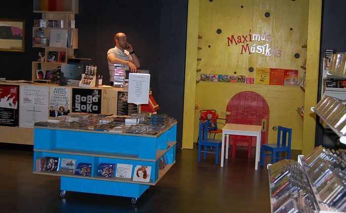 The music store in the playing hall - 12 tnar
