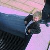 Atli glaður ofaní listaverkinu