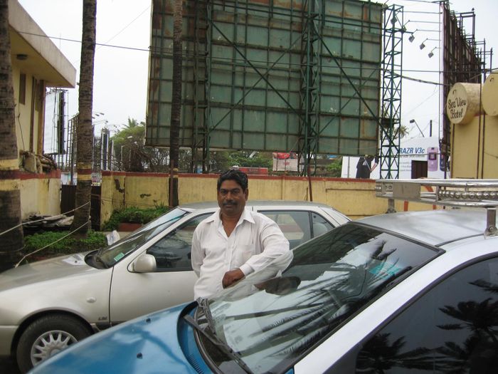 Bilstjorinn okkar i Mumbai