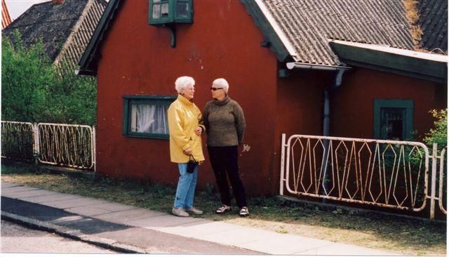3. Mai 2002 Aase Lynge (Jens) og Jla Petra (Malla) vi hs Juliane og Carls, Bldevej  90, Frederikssund Willums forleldra Danska Pturs.