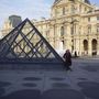 Paula fyrir utan Louvre