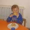 Halli að borða girnilegu pizzuna sína