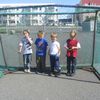 Fótboltastrákar með sólin beint í augun