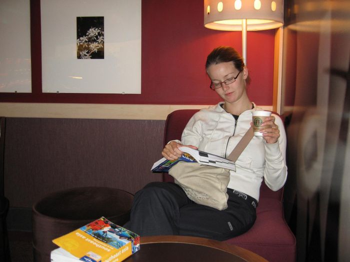 A lesa Lonely planet me Starbucks kaffi